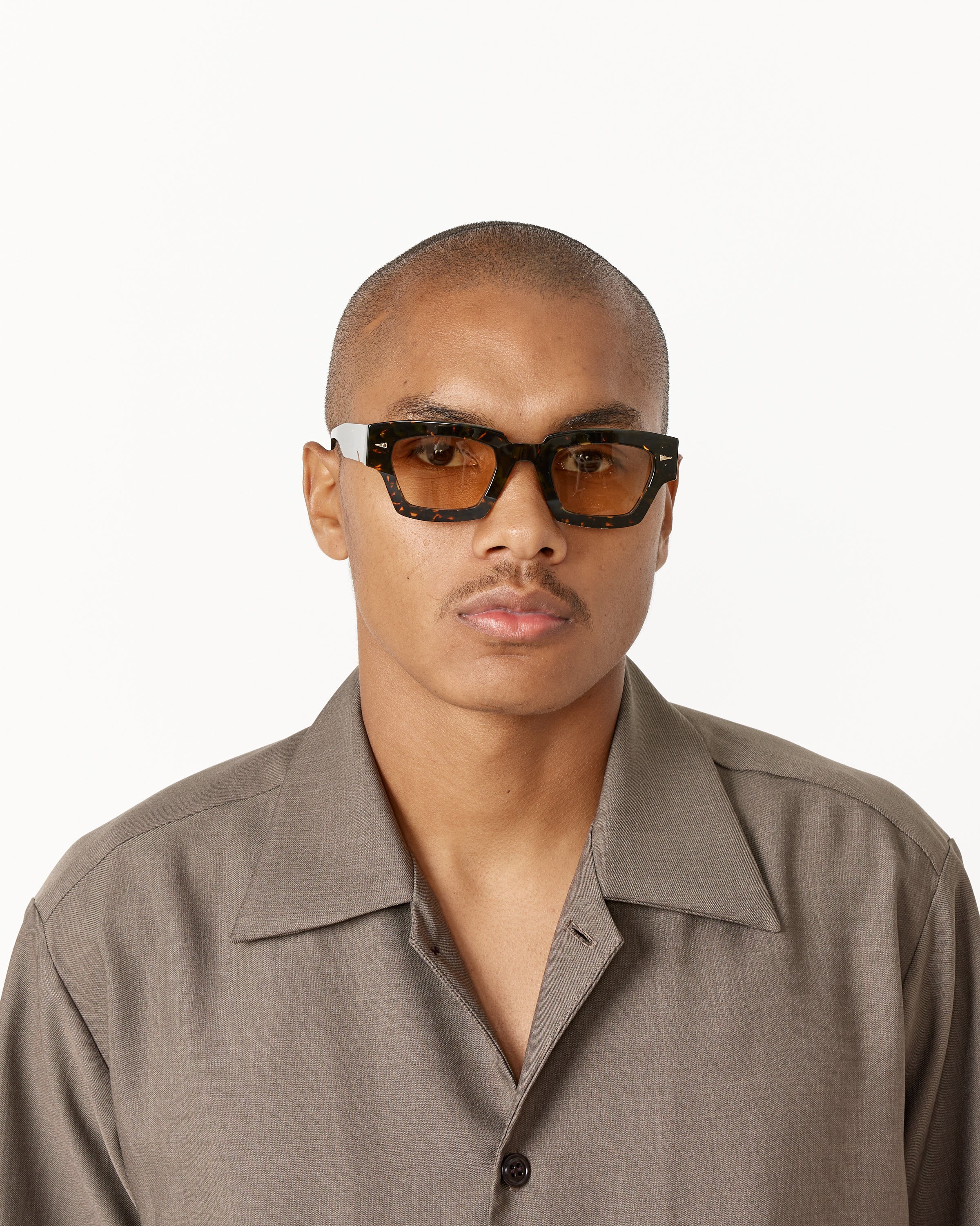 Villette Sunglasses in Yellow Turtle/Jaune - Image 4