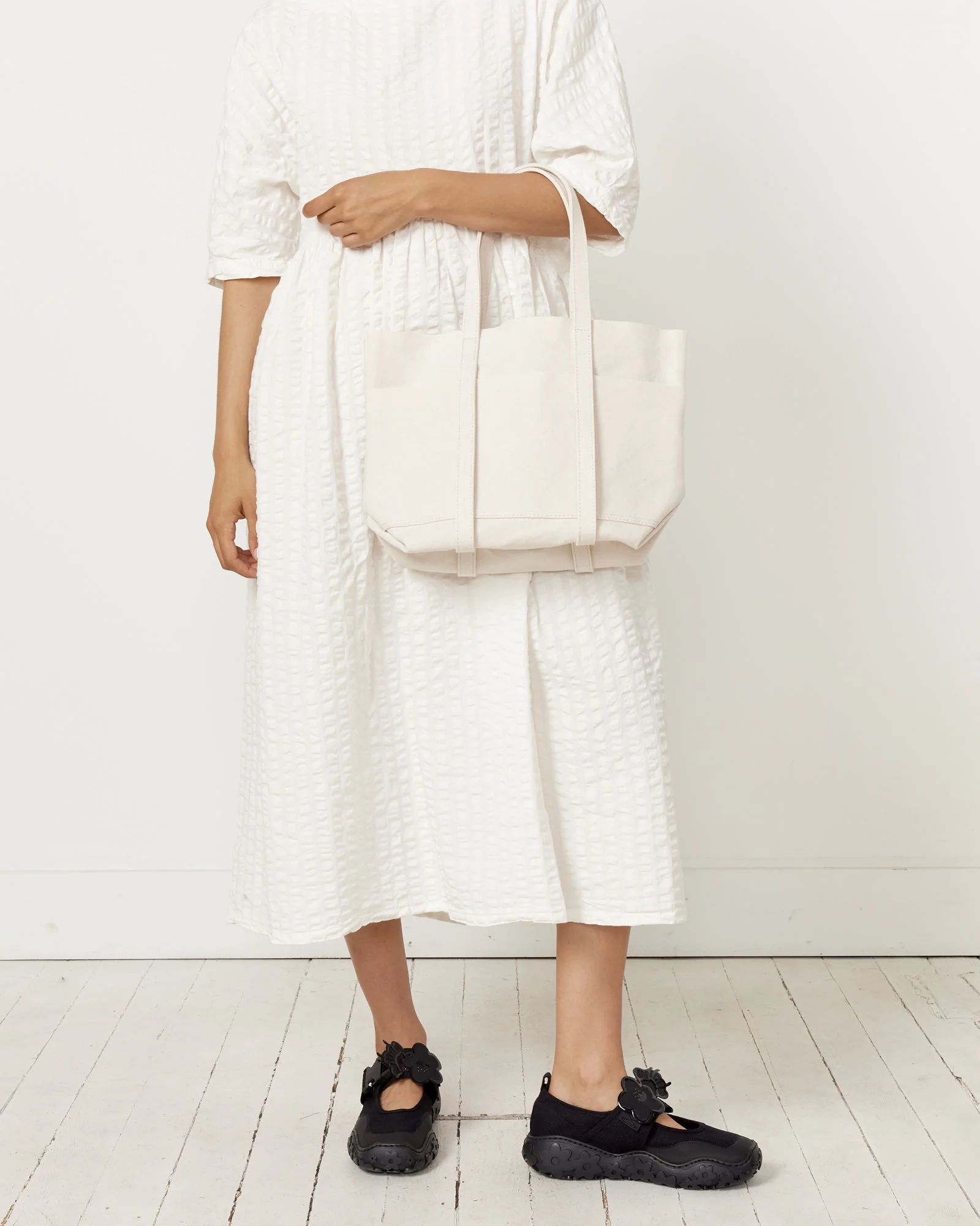 Washed Canvas 6 Pocket Tote Bag in White Small - Image 4