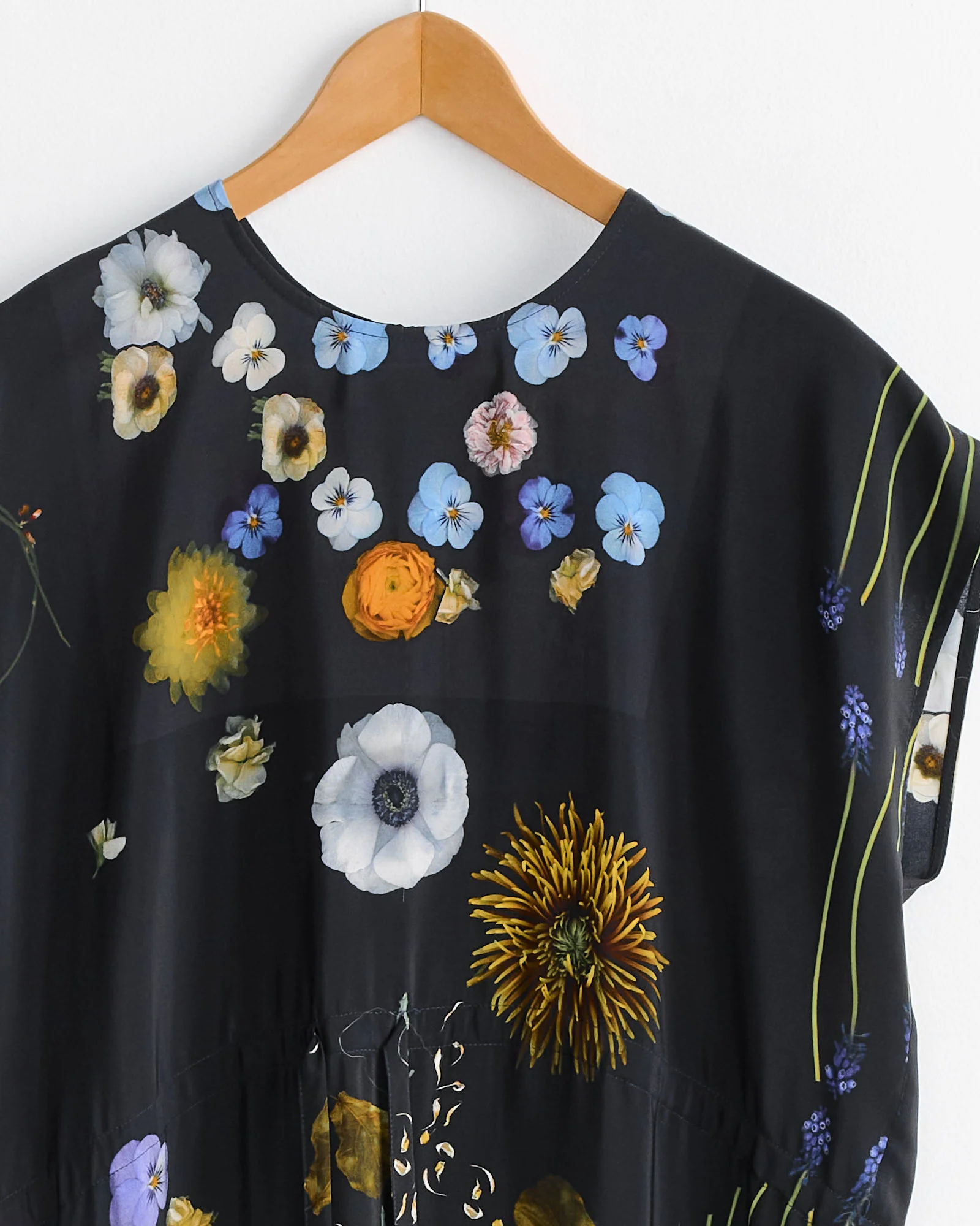 Simple Dress in Print I/Flowers on Black - Image 3