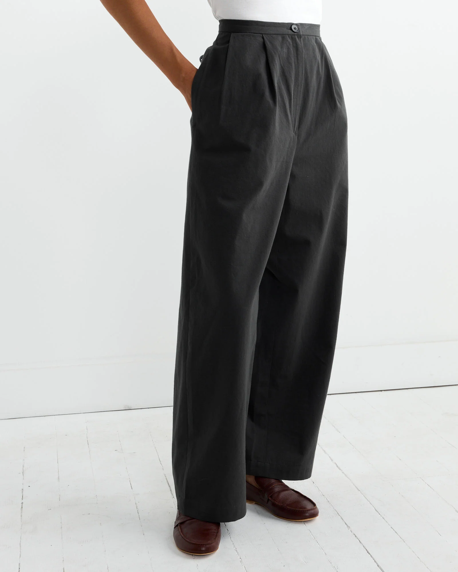 Straight Trouser in Dark Grey - Image 4