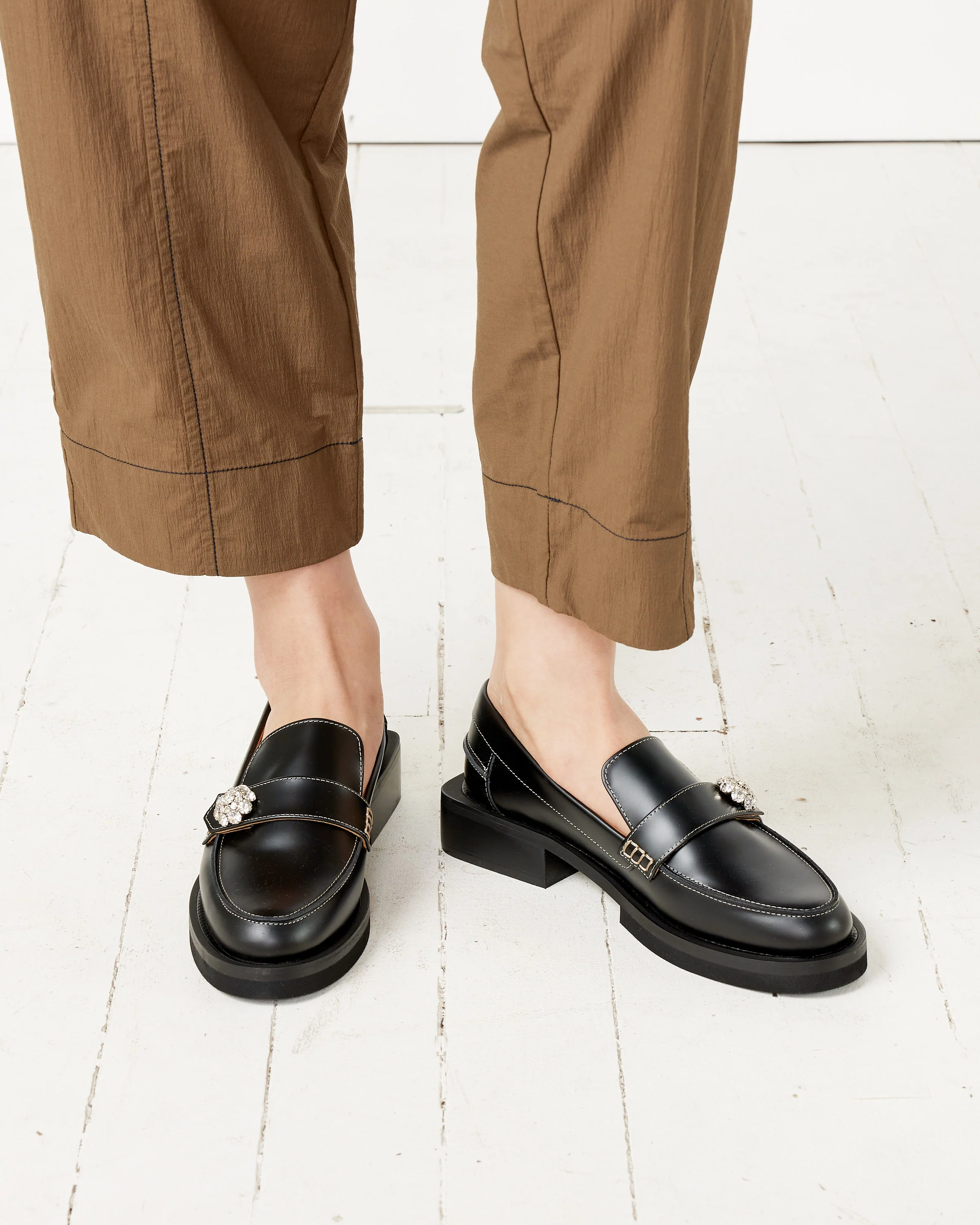 1914 Moccasin Shoe - Image 2