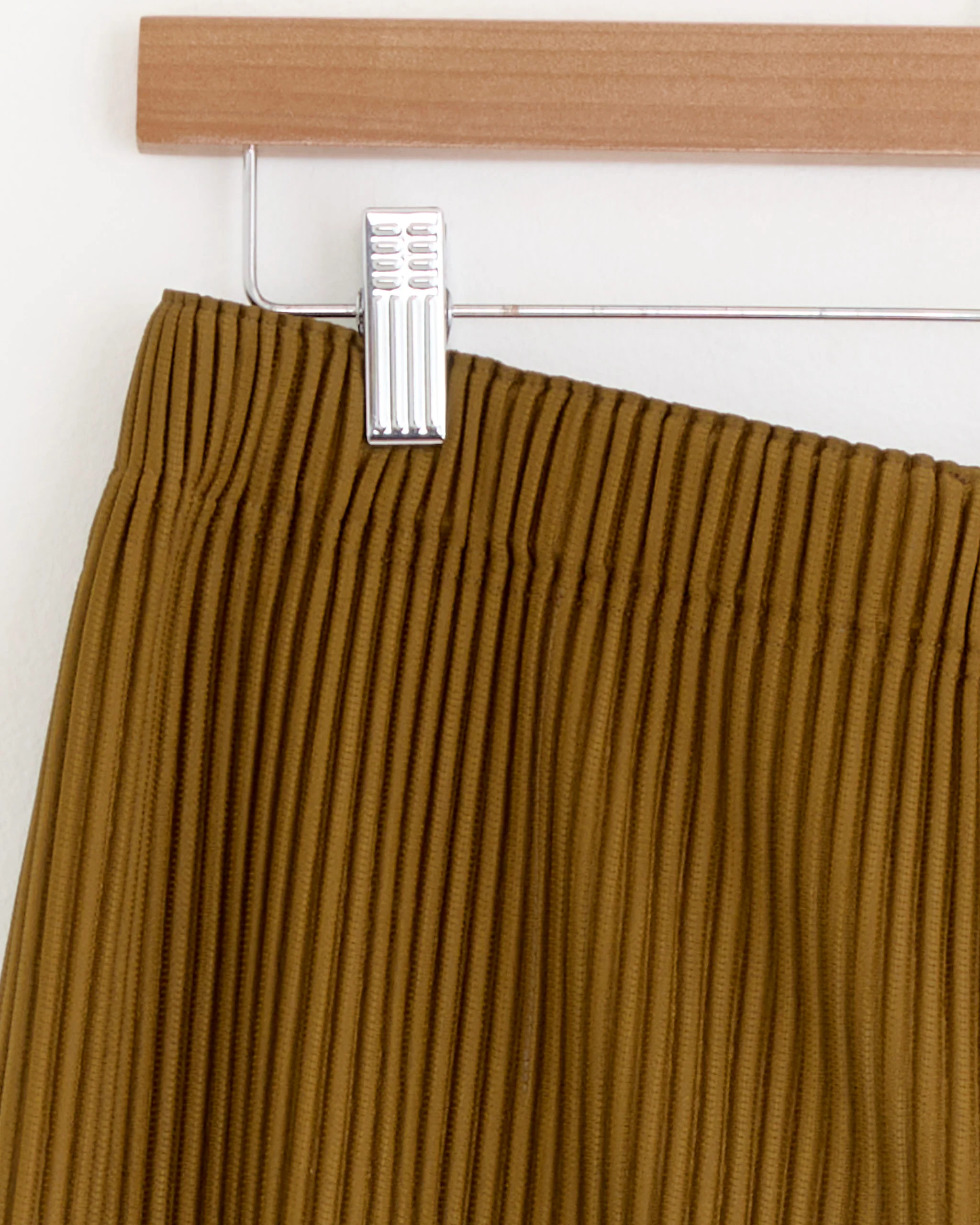 Colorful Pleats Short in Rock Green - Image 3