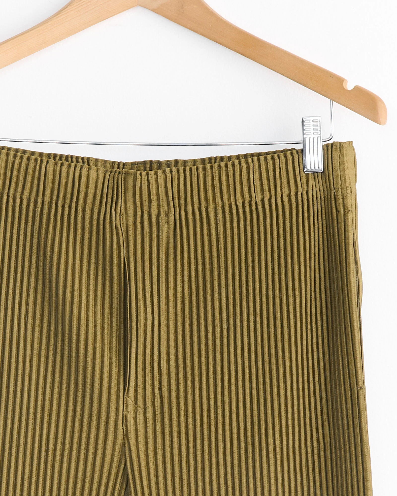 Color Pleats Short in Olive Khaki - Image 3