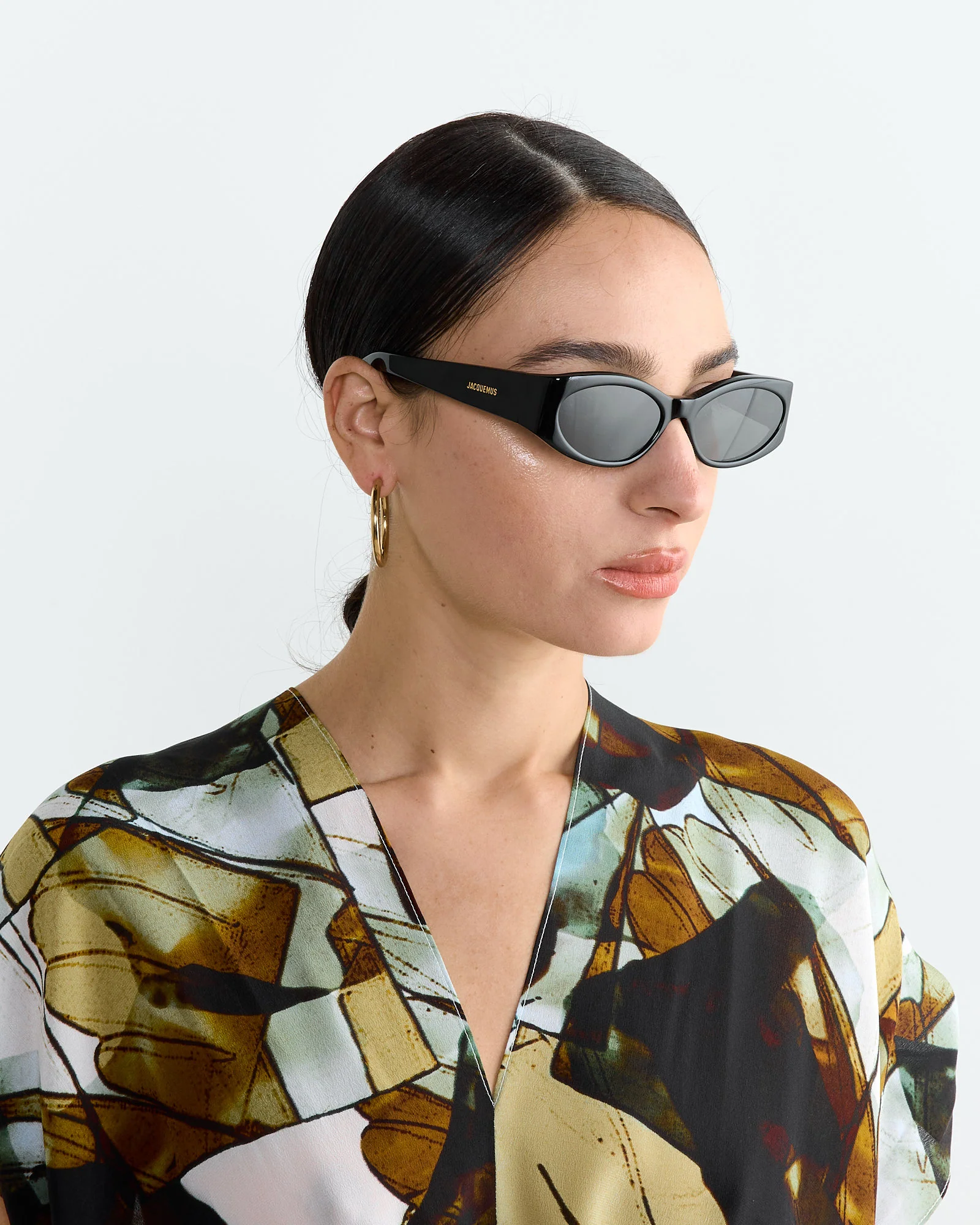 Les Lunettes Ovalo Sunglasses in Black - Image 2