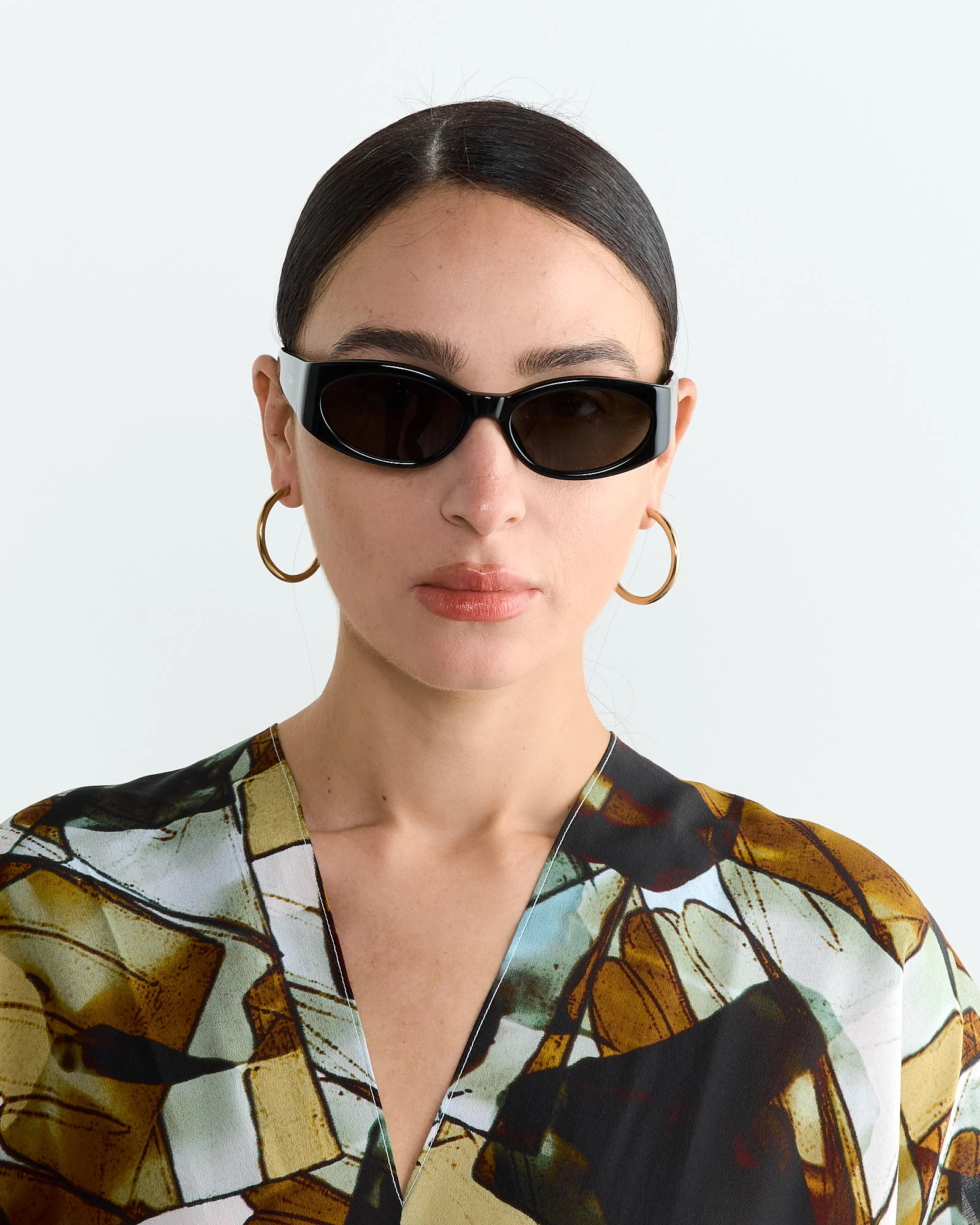 Les Lunettes Ovalo Sunglasses in Black - Image 4