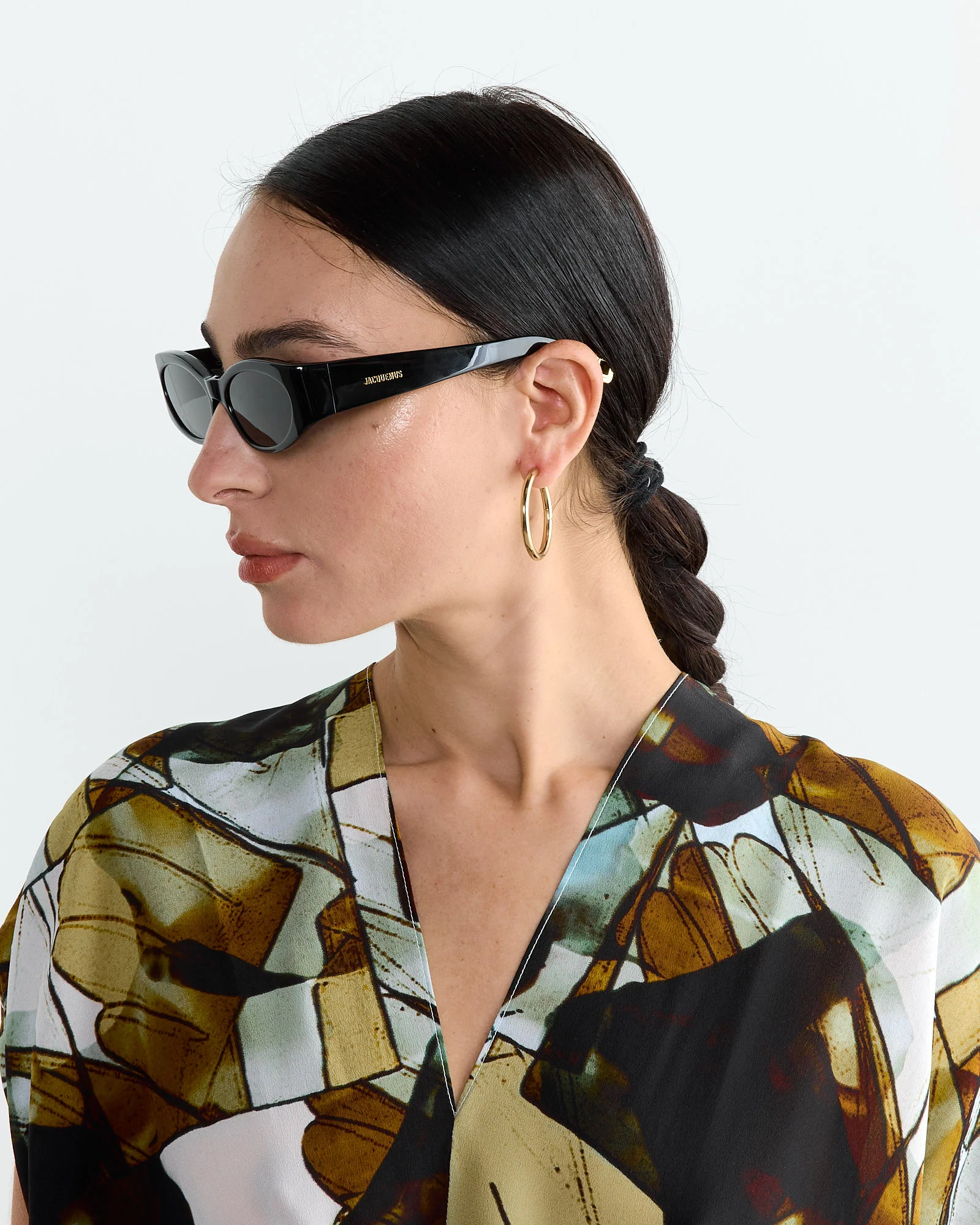 Les Lunettes Ovalo Sunglasses in Black - Image 5