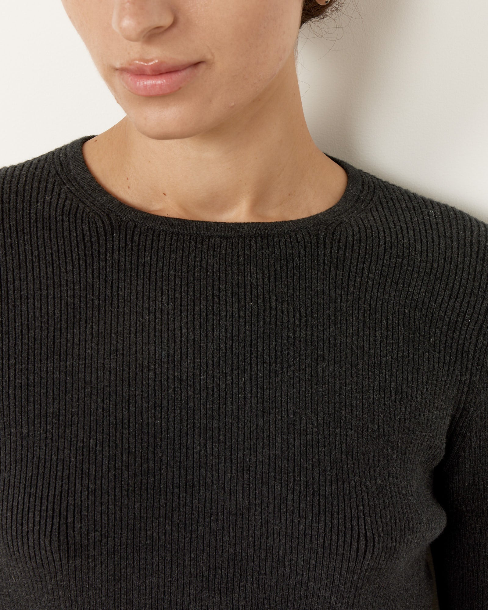 Rib Crop Crewneck in Charcoal Melange - Image 4