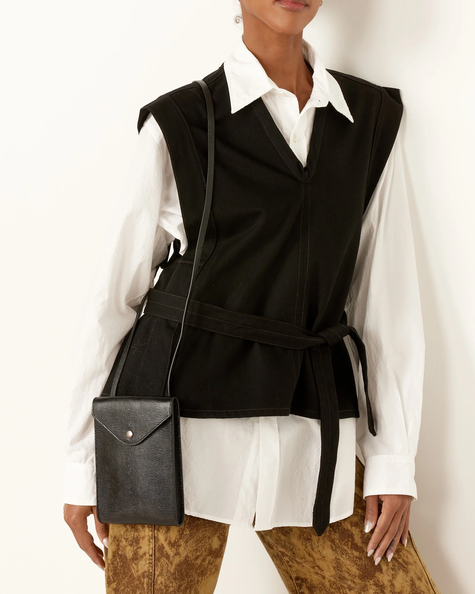 Enveloppe Bag With Strap in Black - Image 4