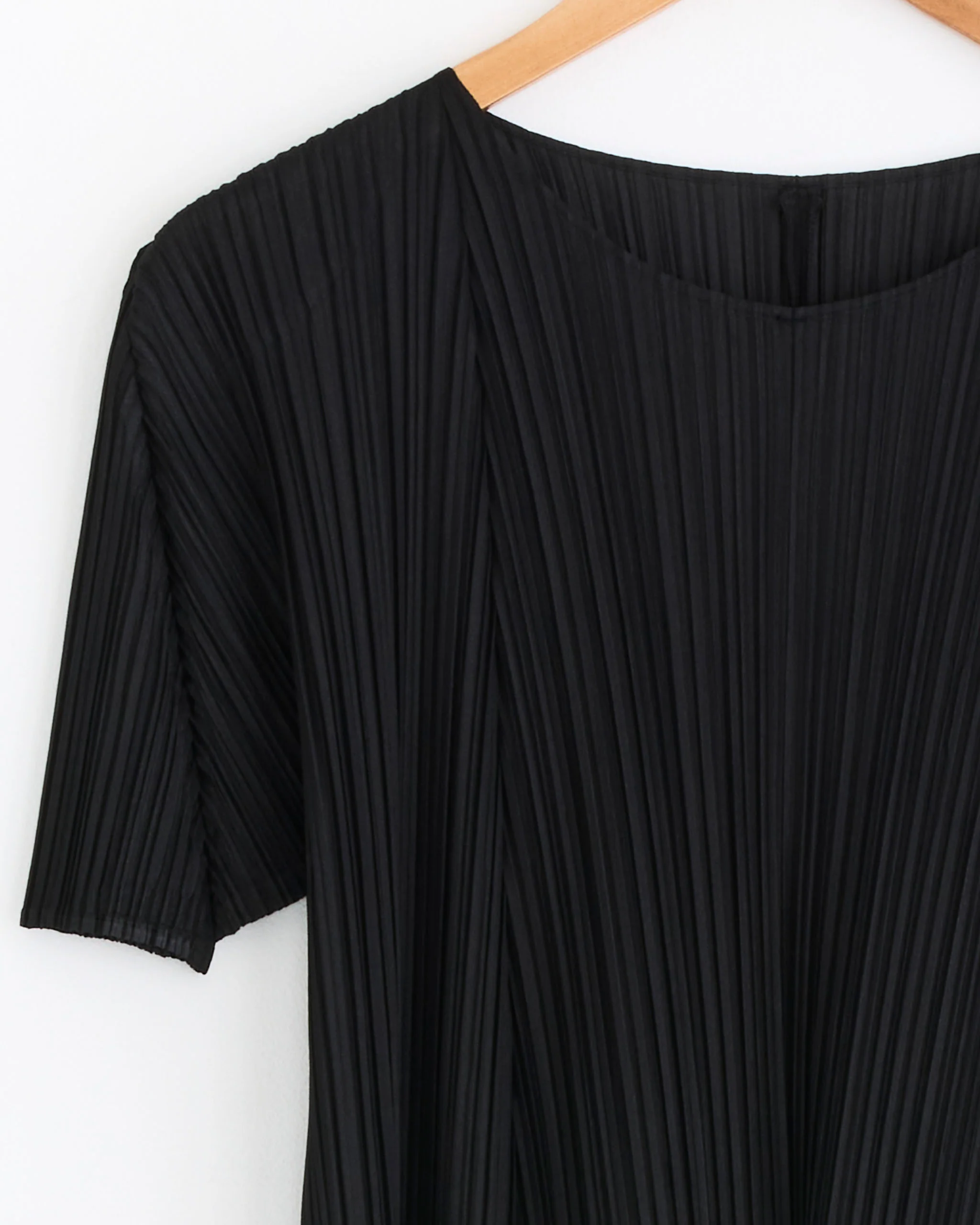 Mellow Pleats Dress in Black - Image 2