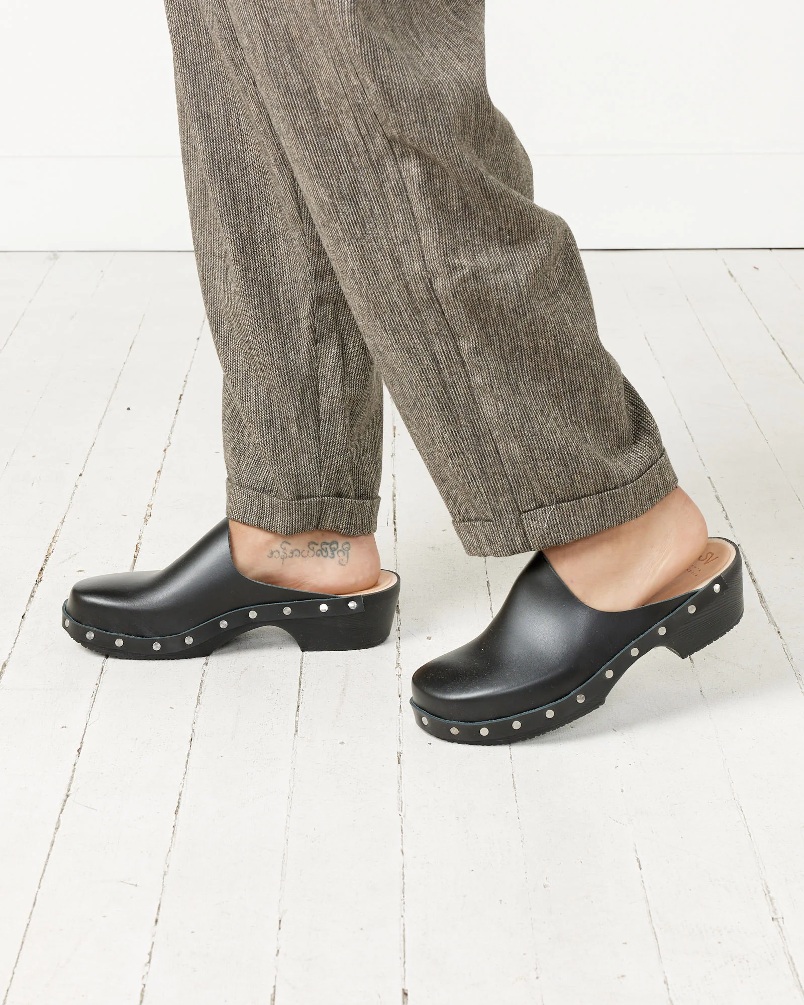 Mens Jill Clog in Black - Image 2