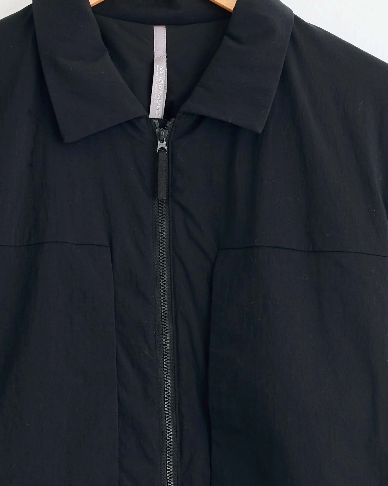 Mionn Insulated Overshirt in Black - Image 2